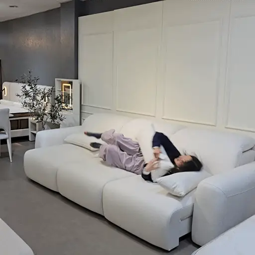 무빙소파 좌석을 모두 넓혀 누운 모습